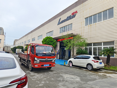 发货现场，镭鹰S90旗舰型洗车机发往新疆喀什莎车县齐乃巴格加油站