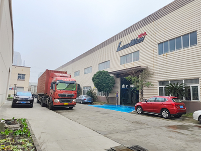 海外发货现场，三台LEISUWASH 360卓越型全自动洗车机发往法国图卢兹