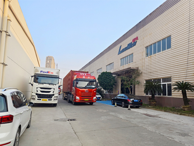 海外发货现场，四台LEISUWASH S90和一台360全自动洗车机发往摩尔多瓦