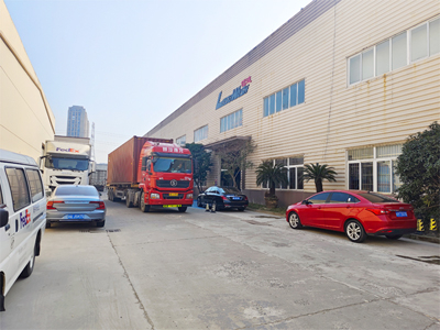 发货现场，五台LEISUWASH 360极速型全自动洗车机发往中国台湾省