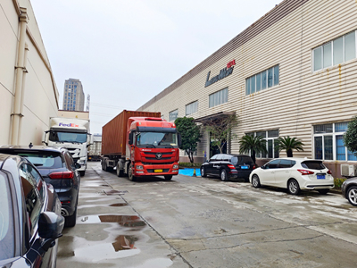 海外发货现场，两台LEISUWASH SG PRO仿形高压无接触自动洗车机发往韩国天安市