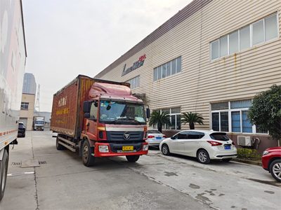 海外发货现场，LEISUWASH S90旗舰型高压无接触洗车机发往斯里兰卡