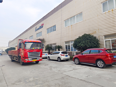 发货现场，两台LEISUWASH S90旗舰型洗车机发往新疆和田