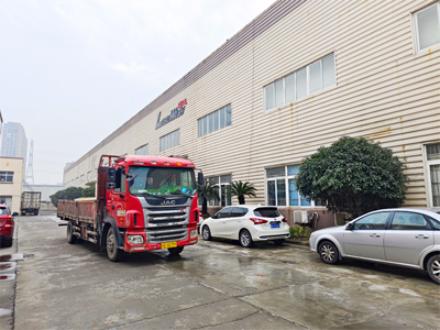海外发货现场，LEISUWASH S90旗舰型高压无接触洗车机发往亚美尼亚