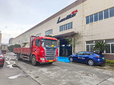 海外发货现场，LEISUWASH S90旗舰型高压无接触洗车机发往俄罗斯萨罗夫