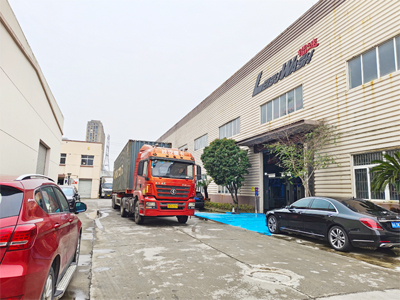 海外发货现场，四台LEISUWASH SG仿形高压无接触自动洗车机发往韩国天安市