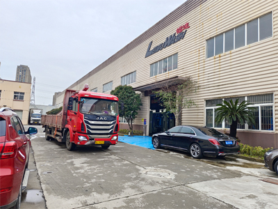发货现场，LEISUWASH 360炫彩型无接触洗车机发往广西省崇左市