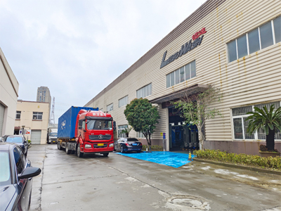 海外发货现场，五台LEISUWASH 360炫彩型洗车机发往俄罗斯圣比得堡