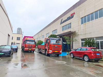 发货现场，LEISUWASH S90旗舰型洗车机发往上海市浦东新区