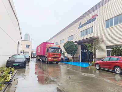 海外发货现场，LEISUWASH 360炫彩型洗车机发往保加利亚
