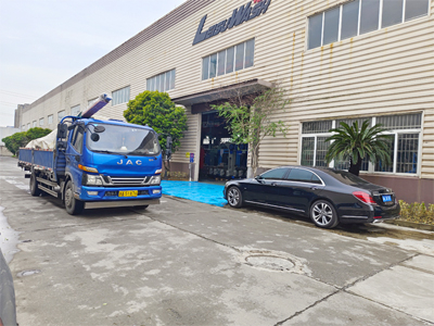 发货现场，LEISUWASH S90旗舰型洗车机发往山东省淄博市
