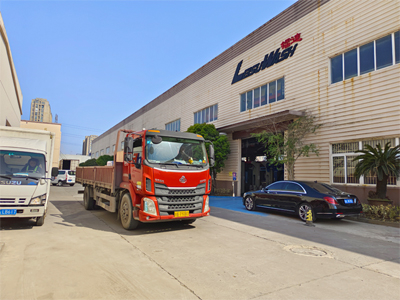 发货现场，LEISUWASH S90旗舰型洗车机发往湖南省浏阳市