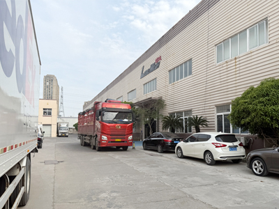 发货现场，LEISUWASH S90旗舰型洗车机发往甘肃省张掖市吉元荣和汽车销售有限公司