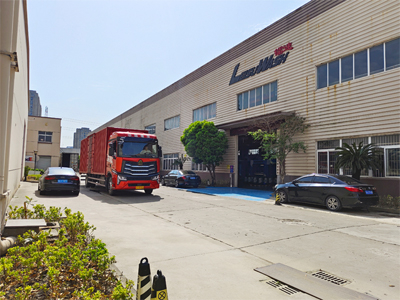 海外发货现场，LEISUWASH 360极速型无接触洗车机发往哈萨克斯坦阿拉木图