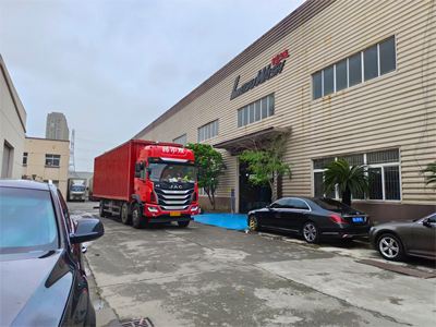 发货现场，两台LEISUWASH S90旗舰型洗车机分别发往陕西省西安市和新疆喀什