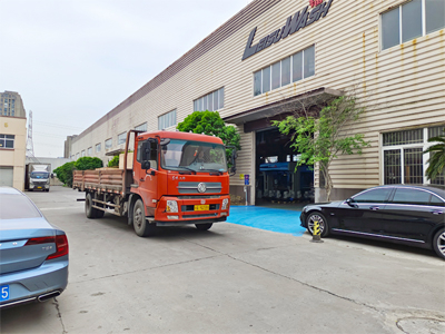发货现场，LEISUWASH S90旗舰型洗车机发往四川省甘孜稻城县绿野亚丁加油站