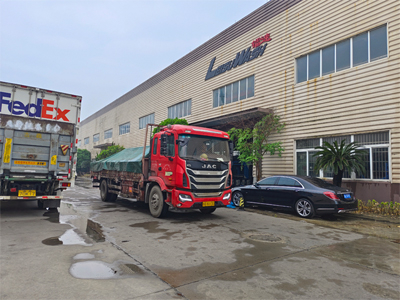 发货现场，LEISUWASH S90旗舰型洗车机发往山东省济南市
