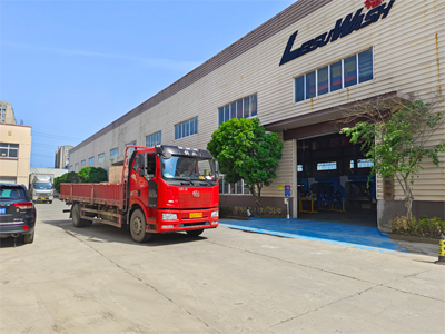 发货现场，LEISUWASH S90旗舰型洗车机发往天津市西青区津圣达汽车维修
