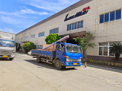 发货现场，LEISUWASH S90旗舰型洗车机发往新疆阿拉尔市