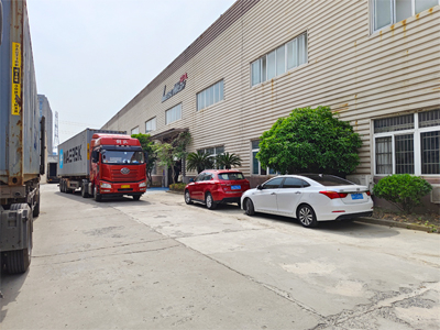 海外发货现场,两台LEISUWASH SG仿形高压无接触自动洗车机发往乌克兰