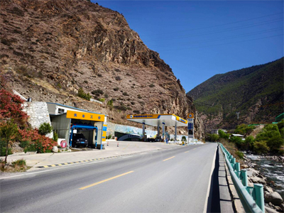 LEISUWASH S90旗舰型洗车机在四川省甘孜稻城县能源加油站安装完成交付使用