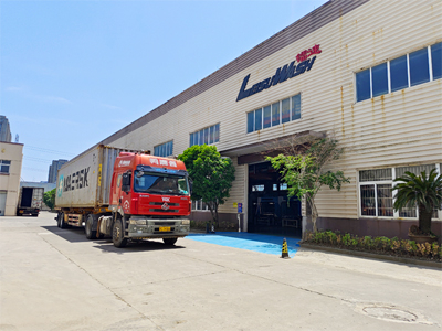 海外发货现场,两台LEISUWASH 360和一台DG洗车机发往匈牙利首都布达佩斯