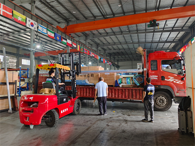 发货现场,LEISUWASH S90旗舰型洗车机发往江苏省苏州市领克4S店