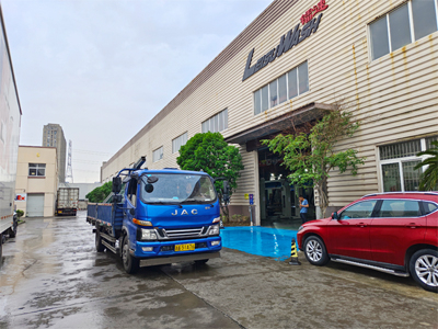 发货现场,LEISUWASH S90旗舰型洗车机发往山东省聊城市纽斯达加油站