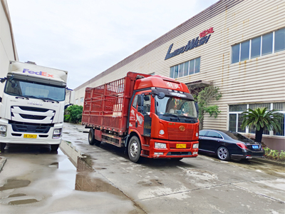 发货现场,LEISUWASH S90旗舰型洗车机发往江苏省南通市中国石油加油站