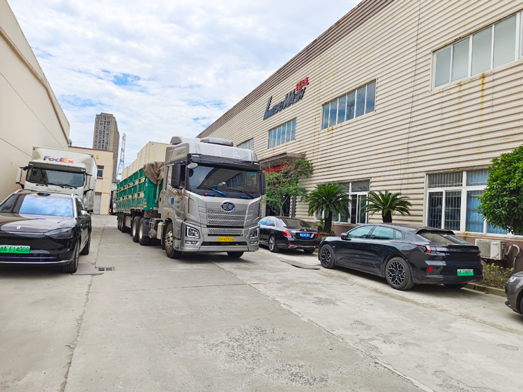 海外发货现场，十三台LEISUWASH 360极速型无接触洗车机发往俄罗斯加里宁格勒